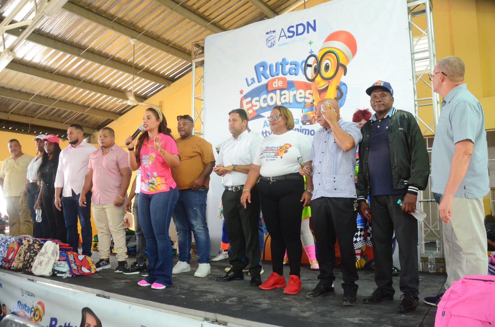 Betty Gerónimo en la entrega de útiles escolares
