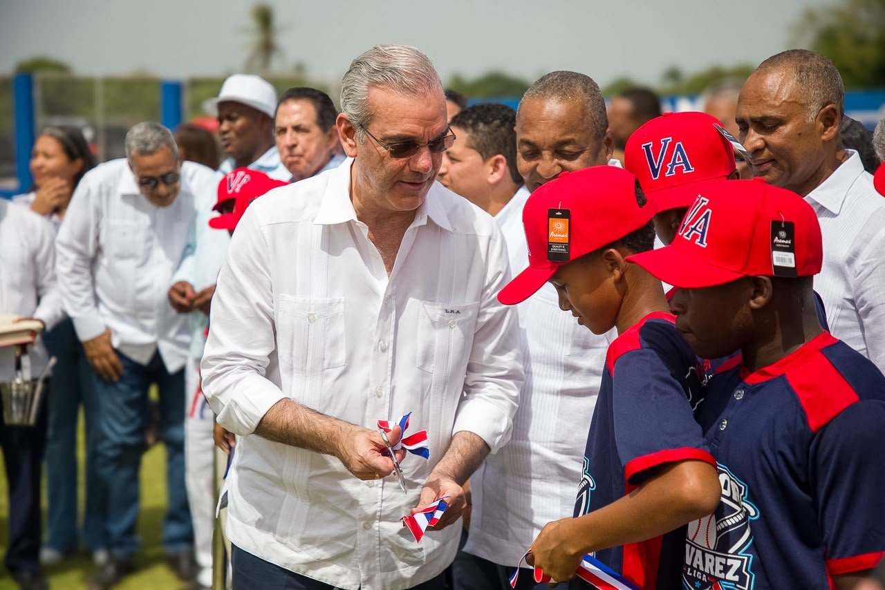 Imagen de la entrega del campo de béisbol Nelson Mateo en Pizarrete