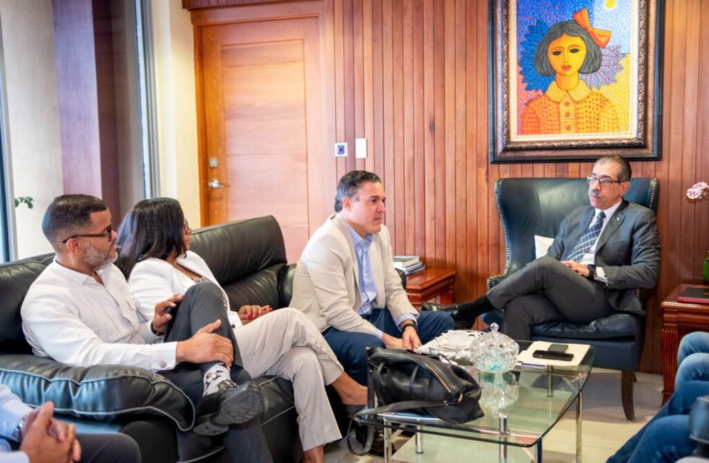 Autoridades de la UASD y el Mivhed durante reunión sobre un plan de viviendas de bajo costo para docentes y empleados universitarios
