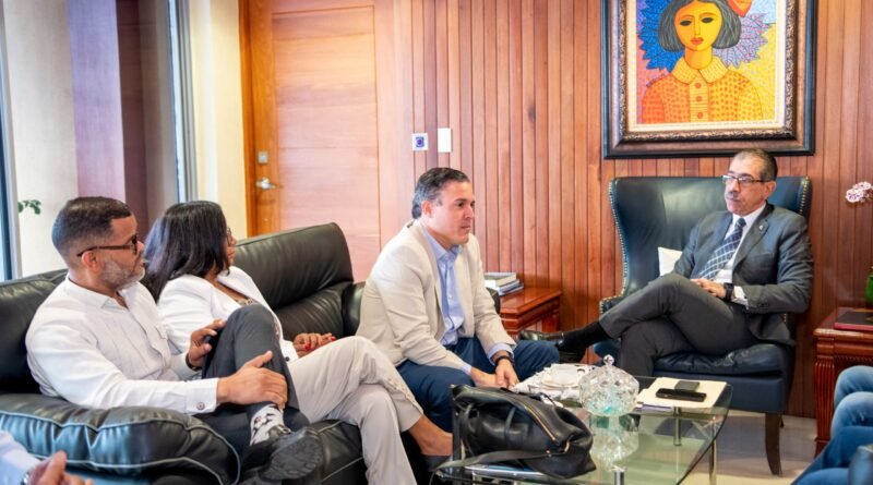 Autoridades de la UASD y el Mivhed durante reunión sobre un plan de viviendas de bajo costo para docentes y empleados universitarios