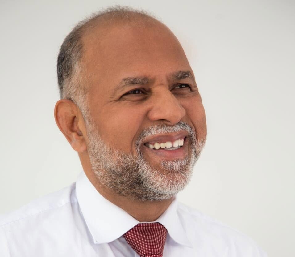Eduardo Hidalgo, presidente de la Asociación Dominicana de Profesores, durante una declaración sobre la enseñanza del creole en las escuelas públicas