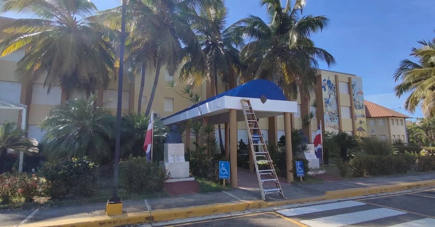 Jornada de fumigación en la UASD Centro Puerto Plata