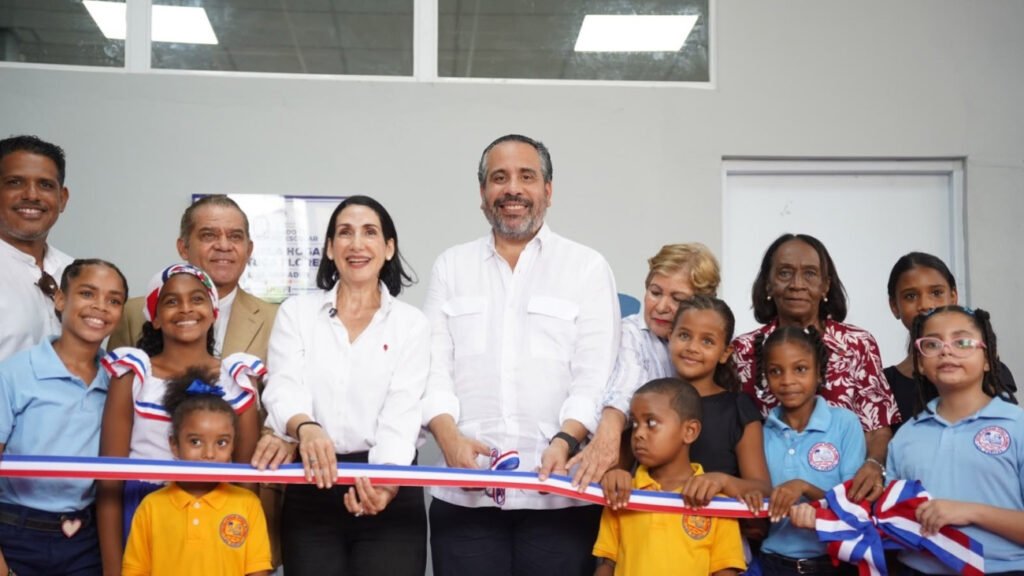 Raquel Arbaje y autoridades durante la inauguración del polideportivo del Hogar Escuela Pituca Flores