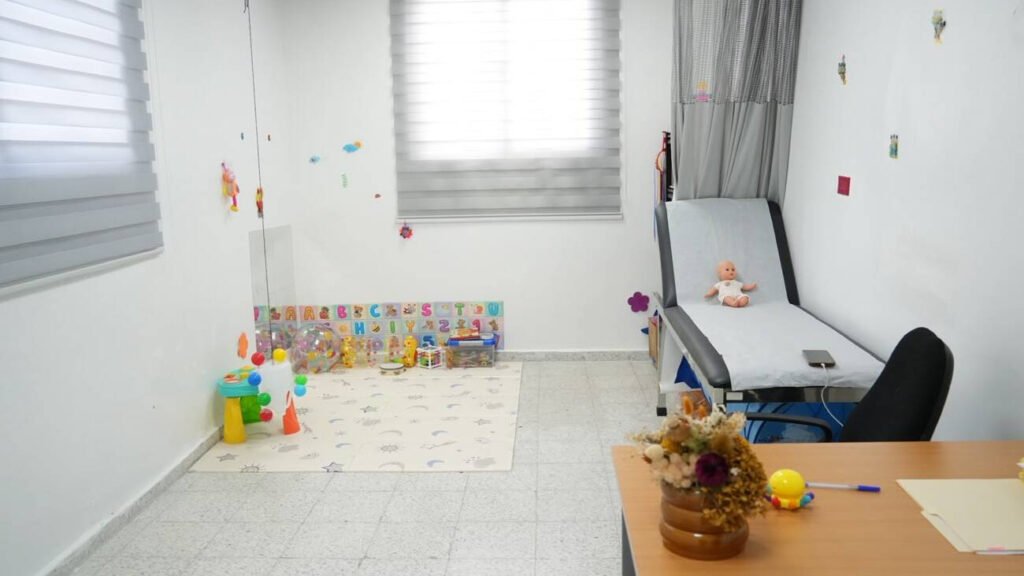 Autoridades del SNS y Unicef durante la entrega de equipos médicos para fortalecer el Programa Mamá Canguro en República Dominicana.