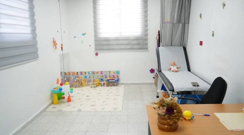 Autoridades del SNS y Unicef durante la entrega de equipos médicos para fortalecer el Programa Mamá Canguro en República Dominicana.