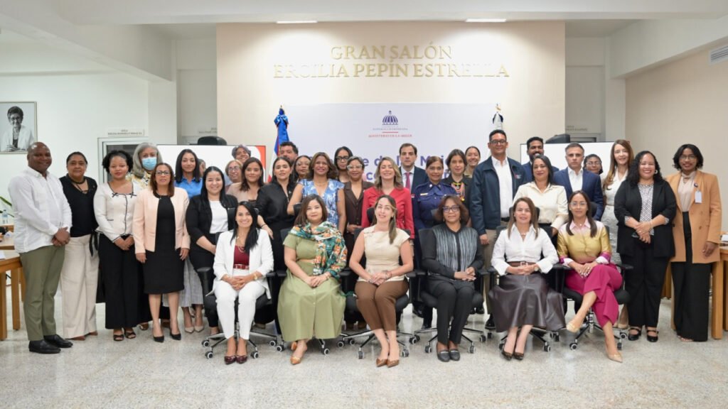 Representantes de las instituciones que integran el Gabinete de Mujeres, Adolescentes y Niñas durante la reunión ordinaria