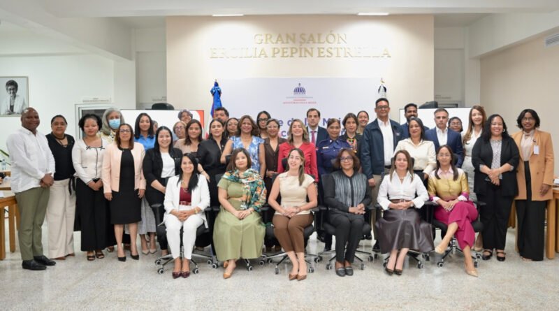 Representantes de las instituciones que integran el Gabinete de Mujeres, Adolescentes y Niñas durante la reunión ordinaria