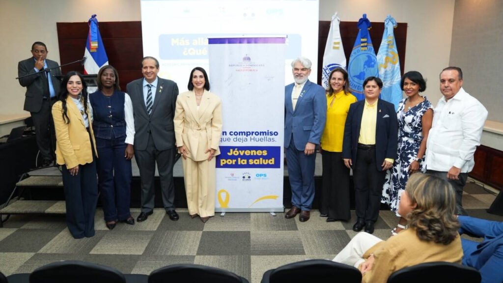 Autoridades, especialistas y jóvenes sobrevivientes durante un encuentro sobre atención integral del cáncer infantil