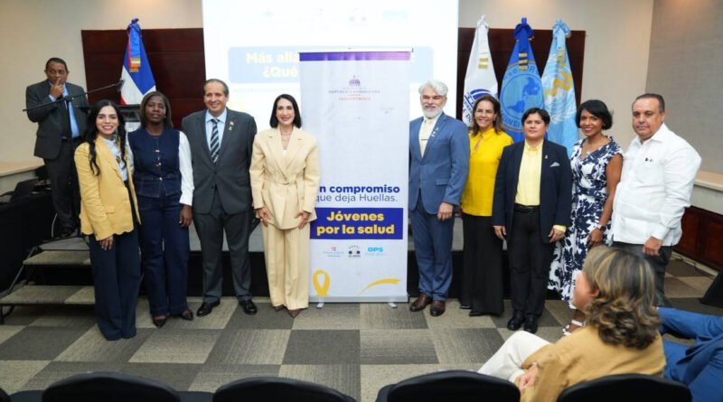 Autoridades, especialistas y jóvenes sobrevivientes durante un encuentro sobre atención integral del cáncer infantil