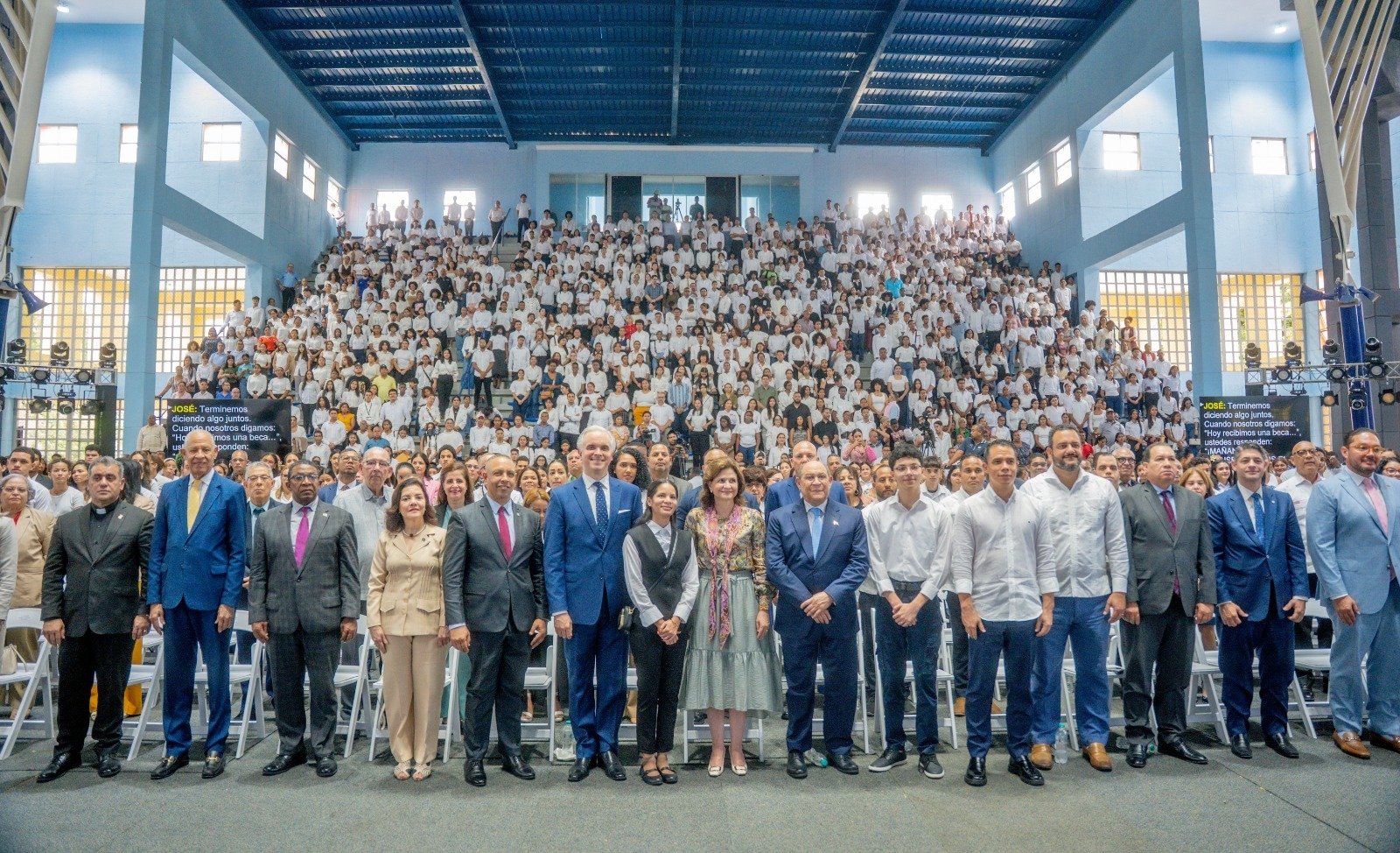 Jóvenes destacados beneficiarios de las becas nacionales y del programa Excelencia Sin Barreras 2026