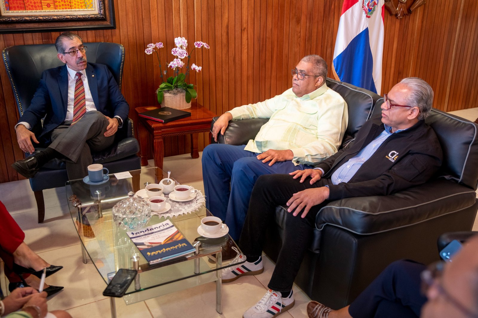 Representantes de la UASD y la JCE durante el encuentro