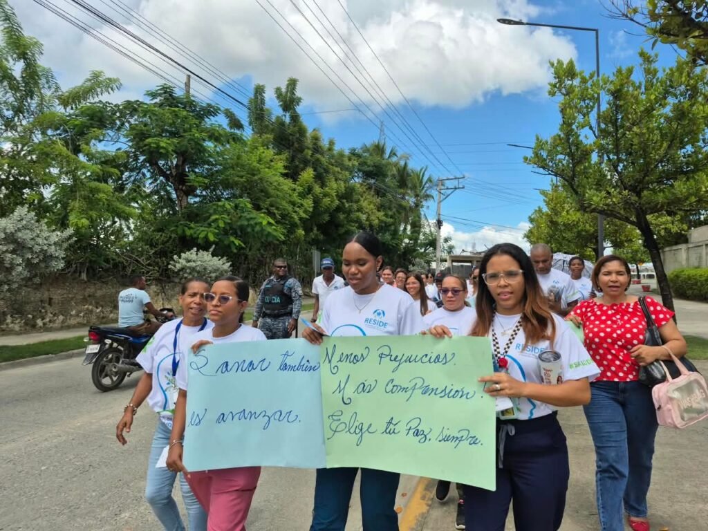 Participantes en la caminata por la salud mental de RESIDE en Santo Domingo Norte
