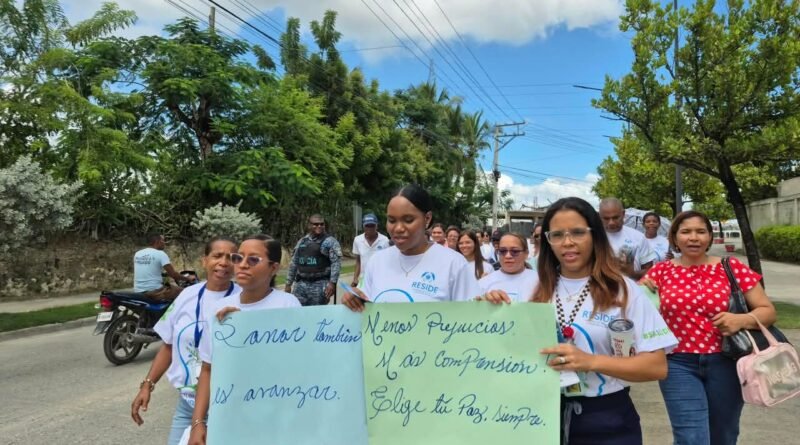 Participantes en la caminata por la salud mental de RESIDE en Santo Domingo Norte