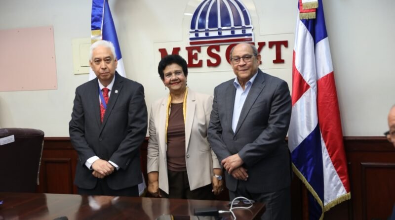 Rafael Santos Badía durante la Semana de la Calidad, Creatividad e Innovación del MESCyT en Santo Domingo