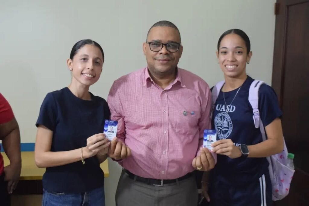 Jornada de carnetización para estudiantes de la UASD Recinto Santiago en el Aula 5 de la Biblioteca Prof. Juan Bosch