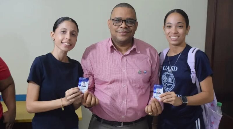 Jornada de carnetización para estudiantes de la UASD Recinto Santiago en el Aula 5 de la Biblioteca Prof. Juan Bosch