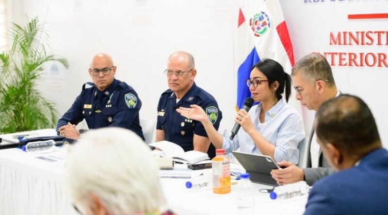 Ministra Faride Raful encabeza reunión de seguimiento a la Reforma Policial