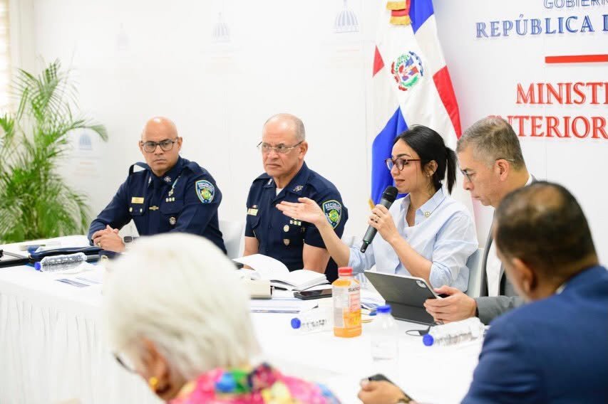 Ministra Faride Raful encabeza reunión de seguimiento a la Reforma Policial