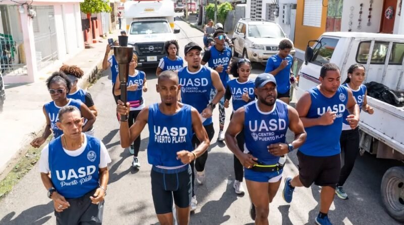 Recorrido de la antorcha de los XLV Juegos Deportivos Tony Barreiro en la UASD Centro Puerto Plata
