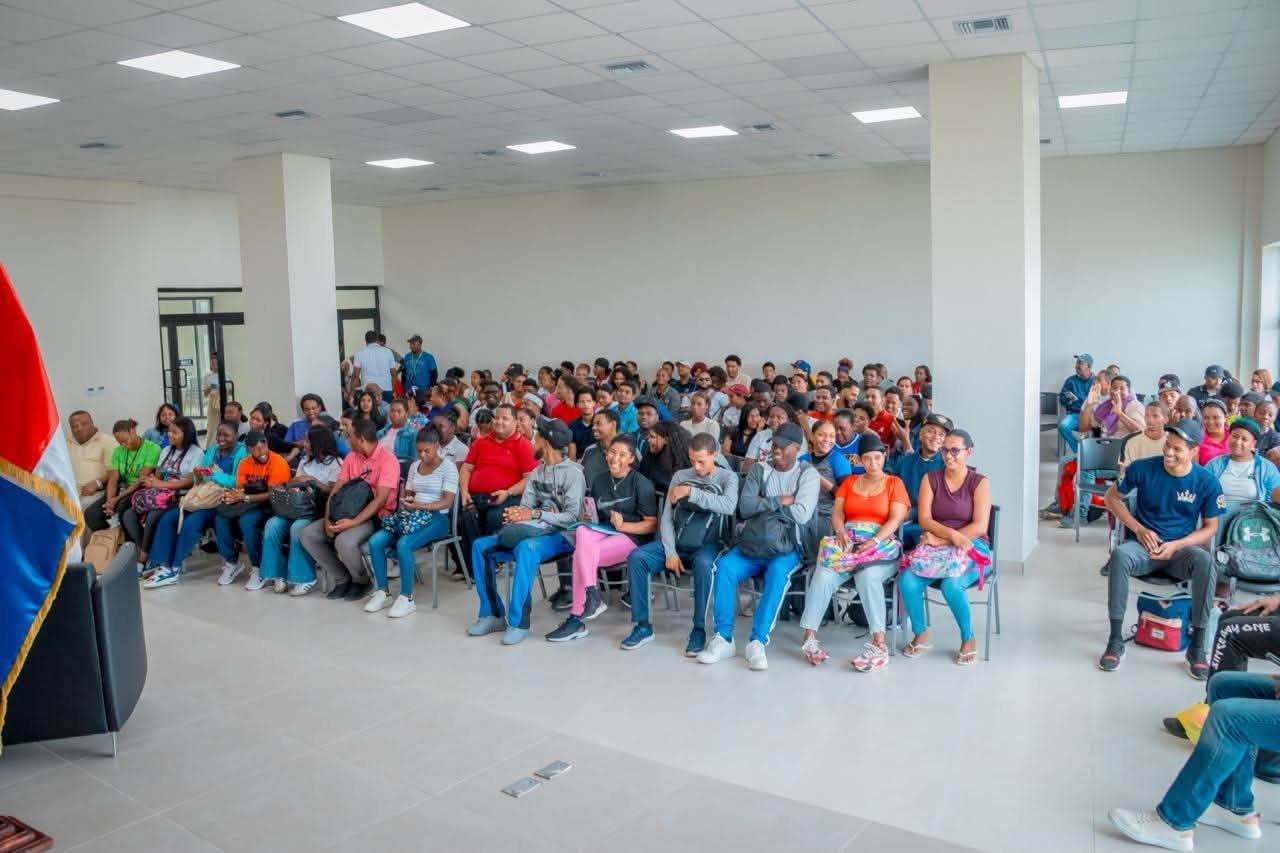 Participantes en el proyecto de educación ambiental de la UASD Centro Hato Mayor