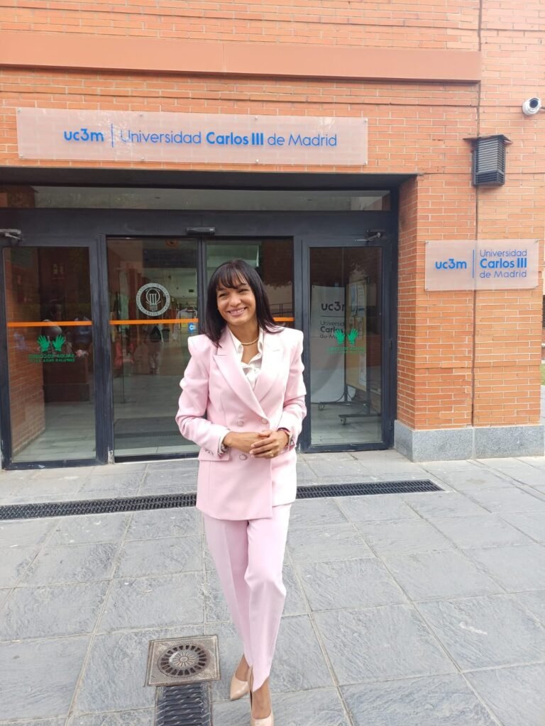 Perla Glenys Moreno Nivar, responsable de Redes Sociales de la UASD, obtiene doctorado cum laude en España