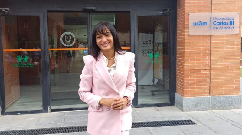 Perla Glenys Moreno Nivar, responsable de Redes Sociales de la UASD, obtiene doctorado cum laude en España