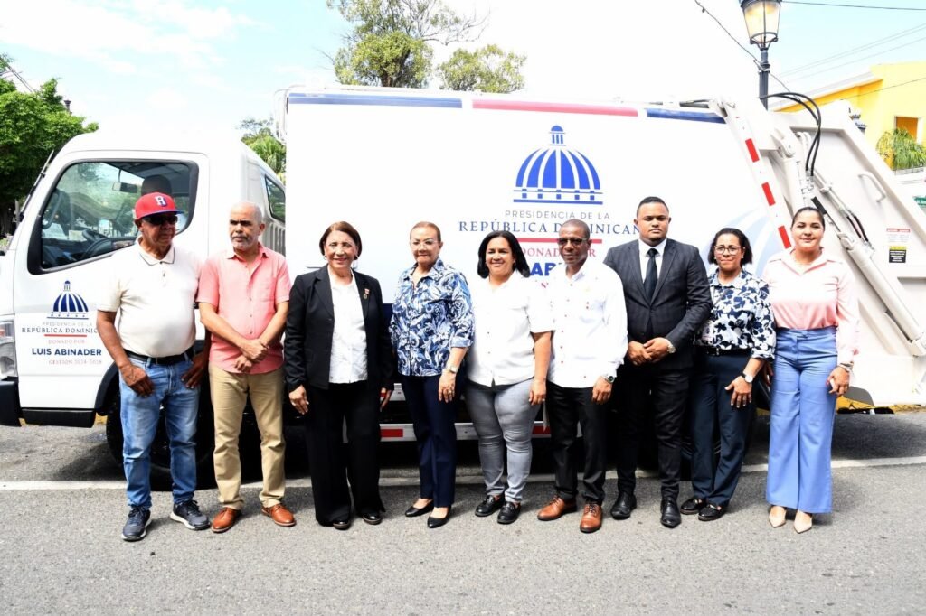 Camión recolector de desechos sólidos entregado en La Vega