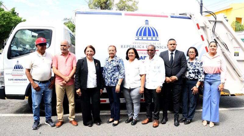 Camión recolector de desechos sólidos entregado en La Vega