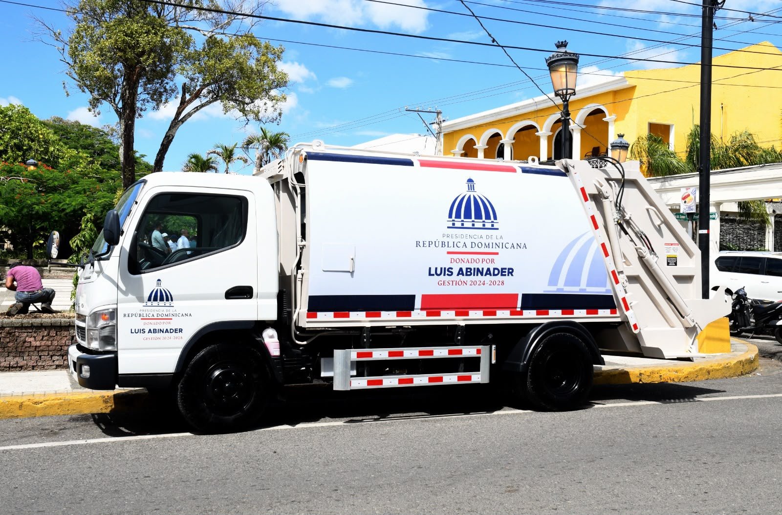 Camión recolector de desechos sólidos entregado en La Vega