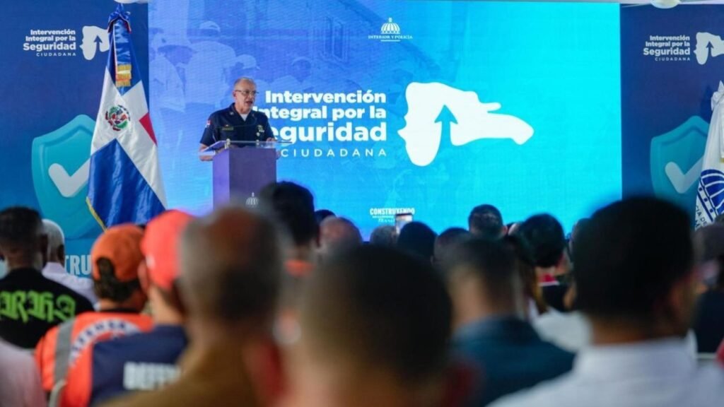 Autoridades y representantes comunitarios durante el lanzamiento del programa de seguridad ciudadana en Cienfuegos, Santiago