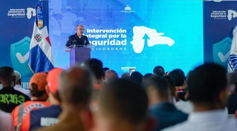 Autoridades y representantes comunitarios durante el lanzamiento del programa de seguridad ciudadana en Cienfuegos, Santiago