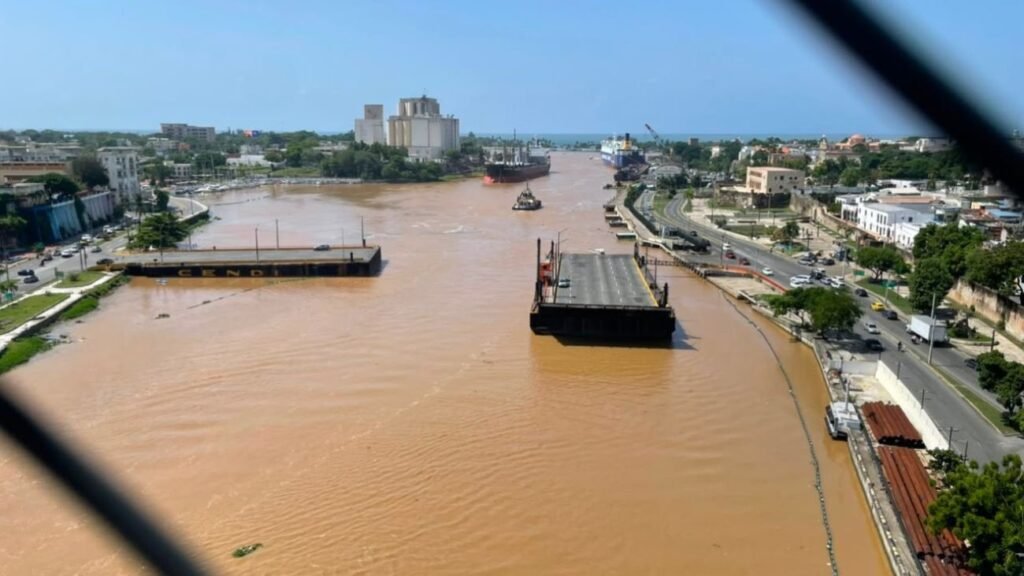 Puente Flotante sobre el río Ozama
