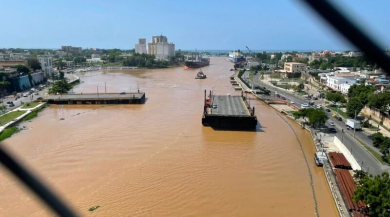 Puente Flotante sobre el río Ozama