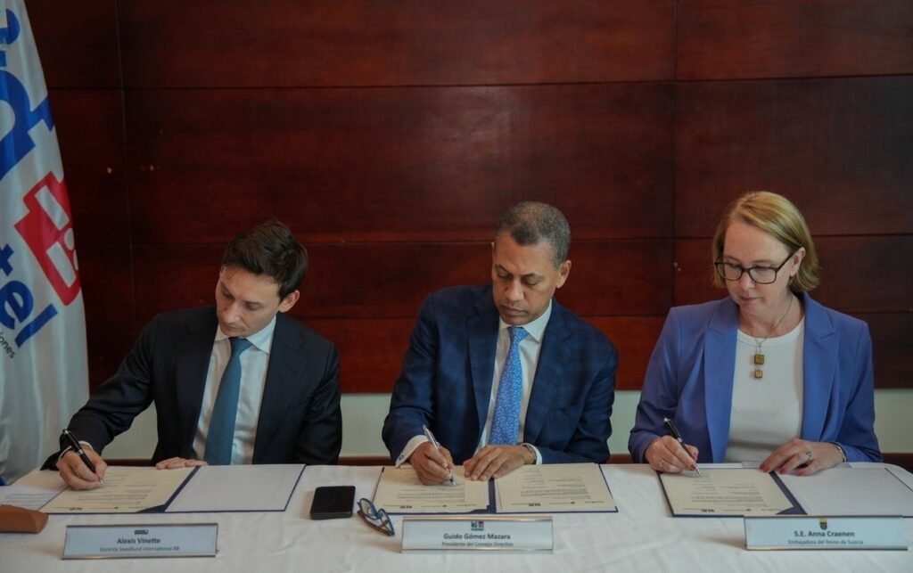 Representantes del Indotel y Suecia durante la firma de un acuerdo de cooperación tecnológica