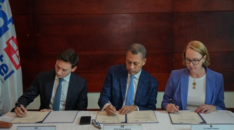 Representantes del Indotel y Suecia durante la firma de un acuerdo de cooperación tecnológica
