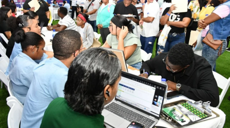 Jornada de empleo turístico en La Romana