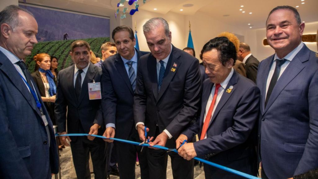 Luis Abinader durante la inauguración del Salón República Dominicana en la FAO