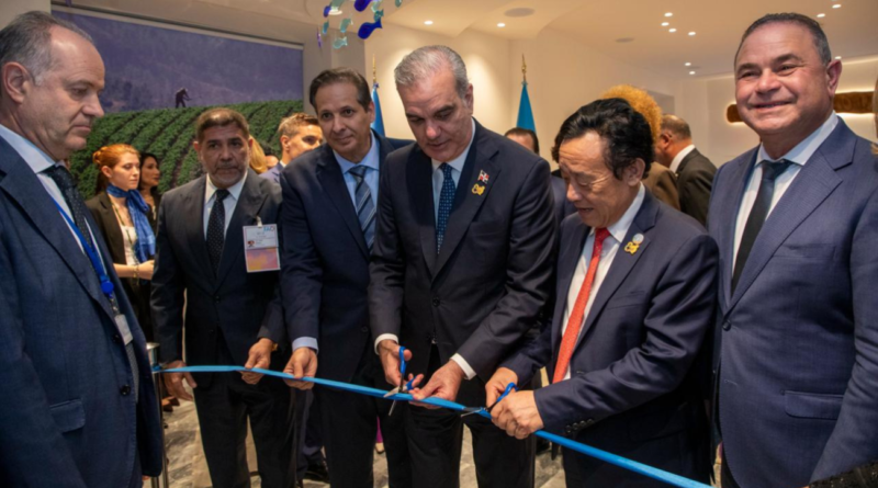 Luis Abinader durante la inauguración del Salón República Dominicana en la FAO