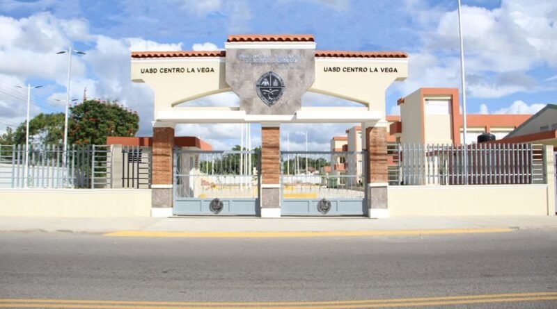Estudiantes de la UASD Centro La Vega reciben mini laptops durante el 488 aniversario de la universidad