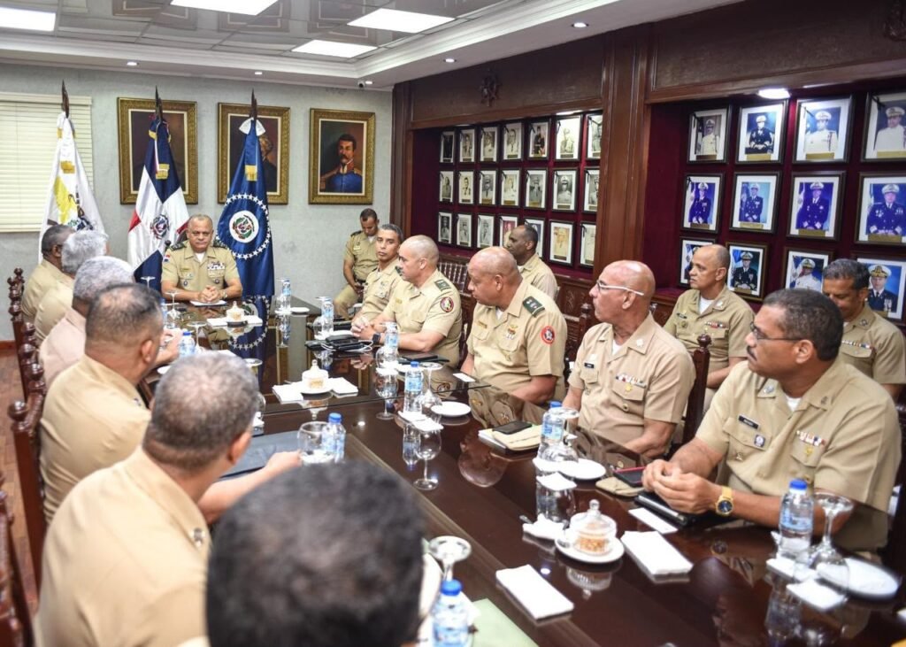 Ministro de Defensa durante reuniones estratégicas con los comandantes generales y estados mayores de las Fuerzas Armadas