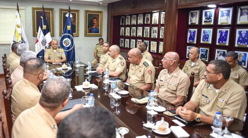 Ministro de Defensa durante reuniones estratégicas con los comandantes generales y estados mayores de las Fuerzas Armadas