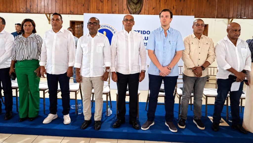 Dirigentes del PRM durante un encuentro de trabajo territorial en Monte Plata