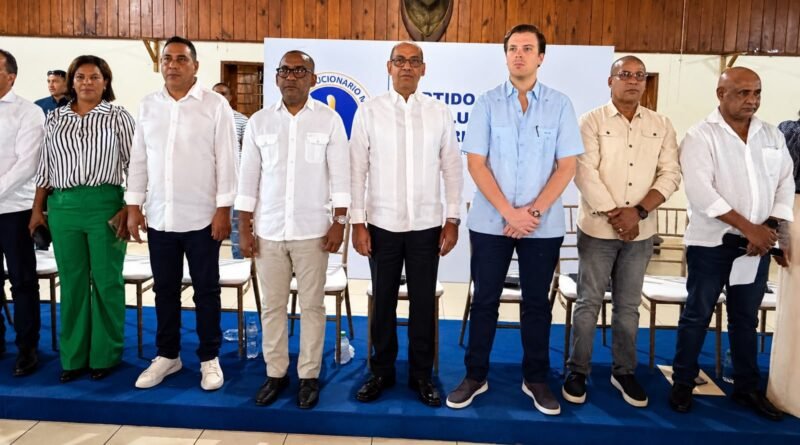 Dirigentes del PRM durante un encuentro de trabajo territorial en Monte Plata