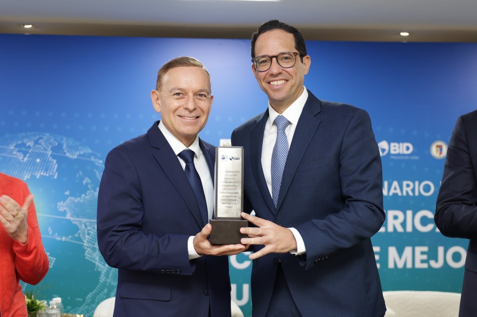 Representantes de República Dominicana y Perú durante el encuentro de mejora regulatoria