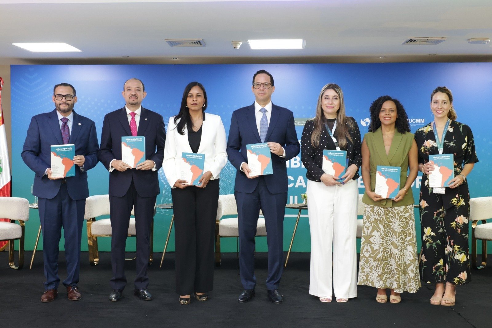 Participantes del encuentro de mejora regulatoria entre República Dominicana y Perú