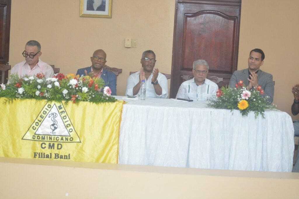 Médicos participantes en jornada sobre trastorno del espectro autista del Colegio Médico Dominicano, filial Peravia