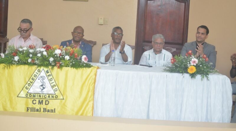 Médicos participantes en jornada sobre trastorno del espectro autista del Colegio Médico Dominicano, filial Peravia
