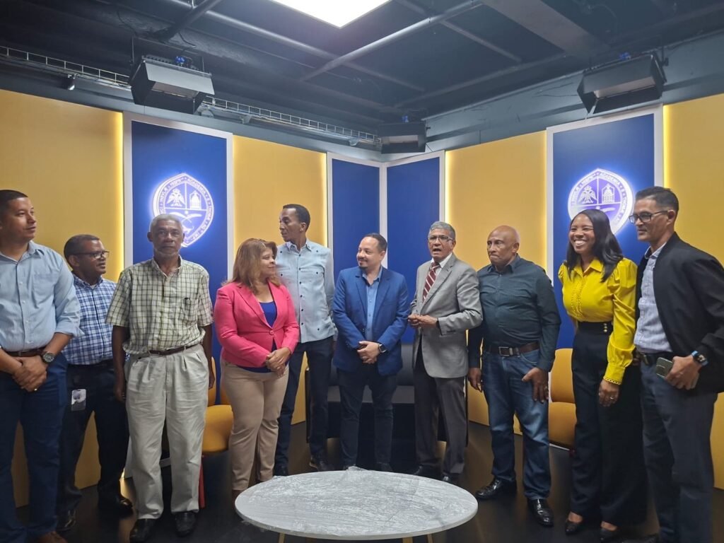 Representantes de la UASD y el INFOTEP durante la coordinación de un programa de capacitación.