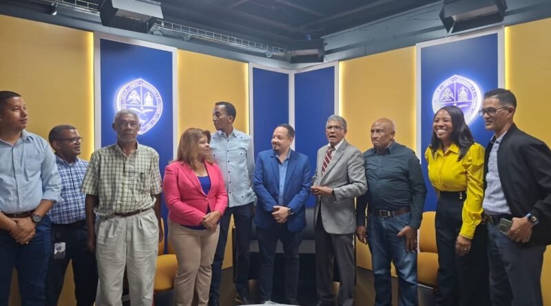 Representantes de la UASD y el INFOTEP durante la coordinación de un programa de capacitación.