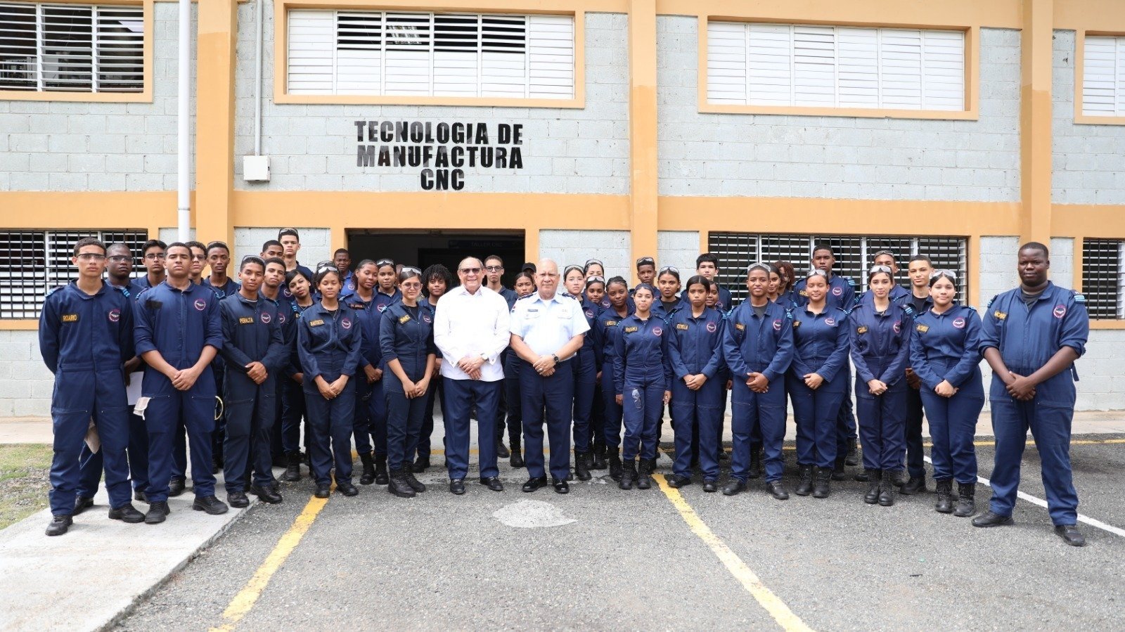 Representantes del MESCyT y el Ministerio de Defensa durante el encuentro de cooperación educativa